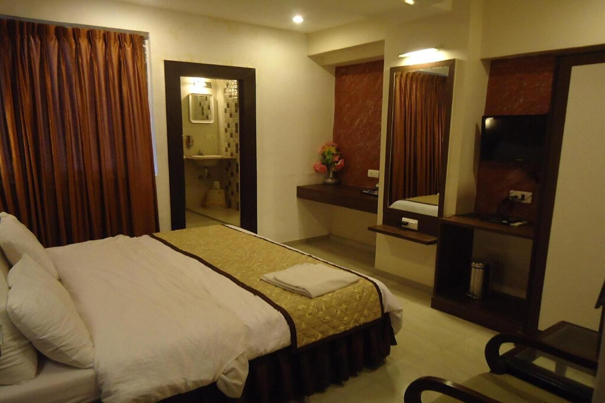 FabHotel Maan Residency Satellite Road Ahmedabad Buitenkant foto