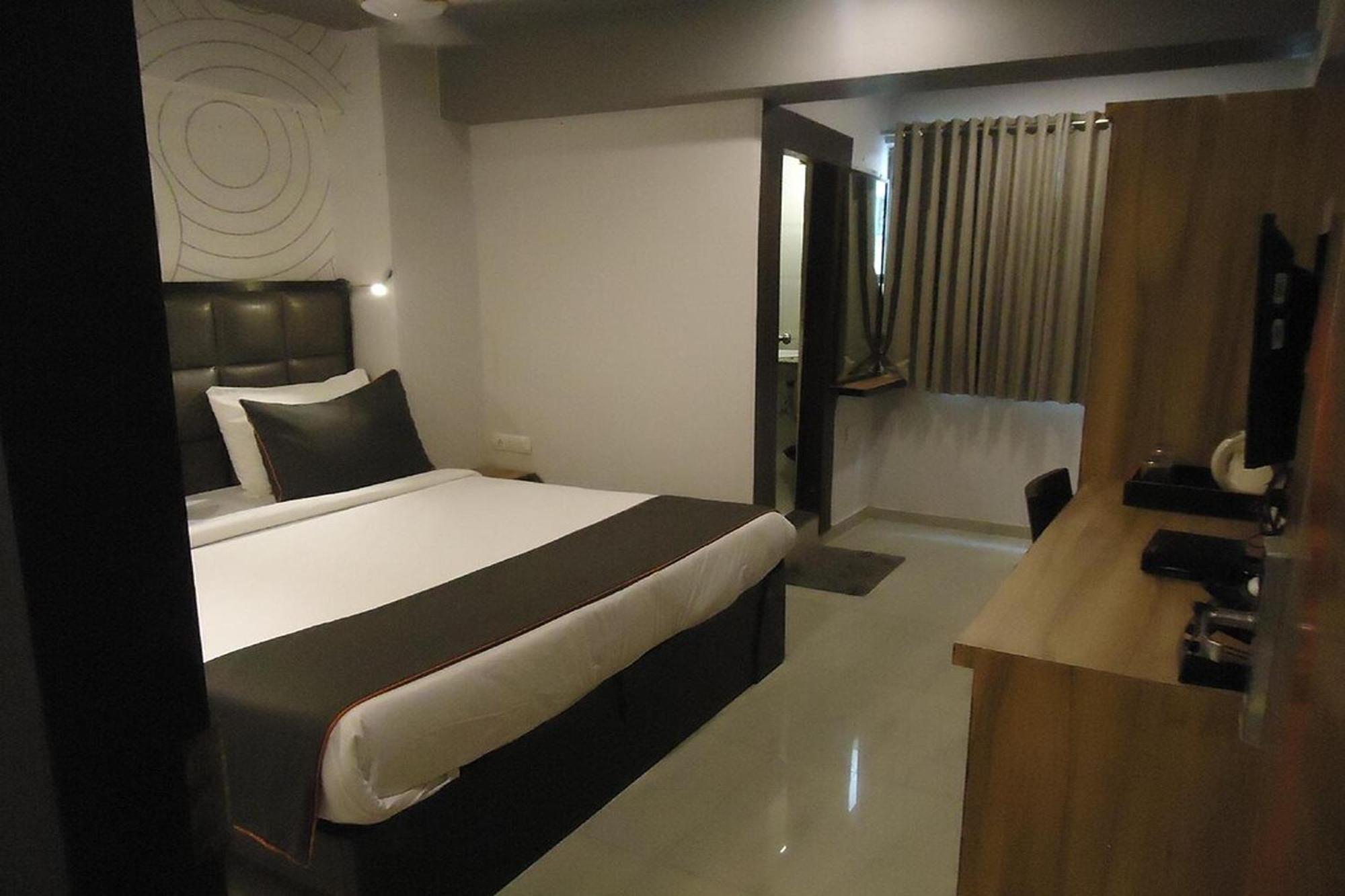 FabHotel Maan Residency Satellite Road Ahmedabad Buitenkant foto