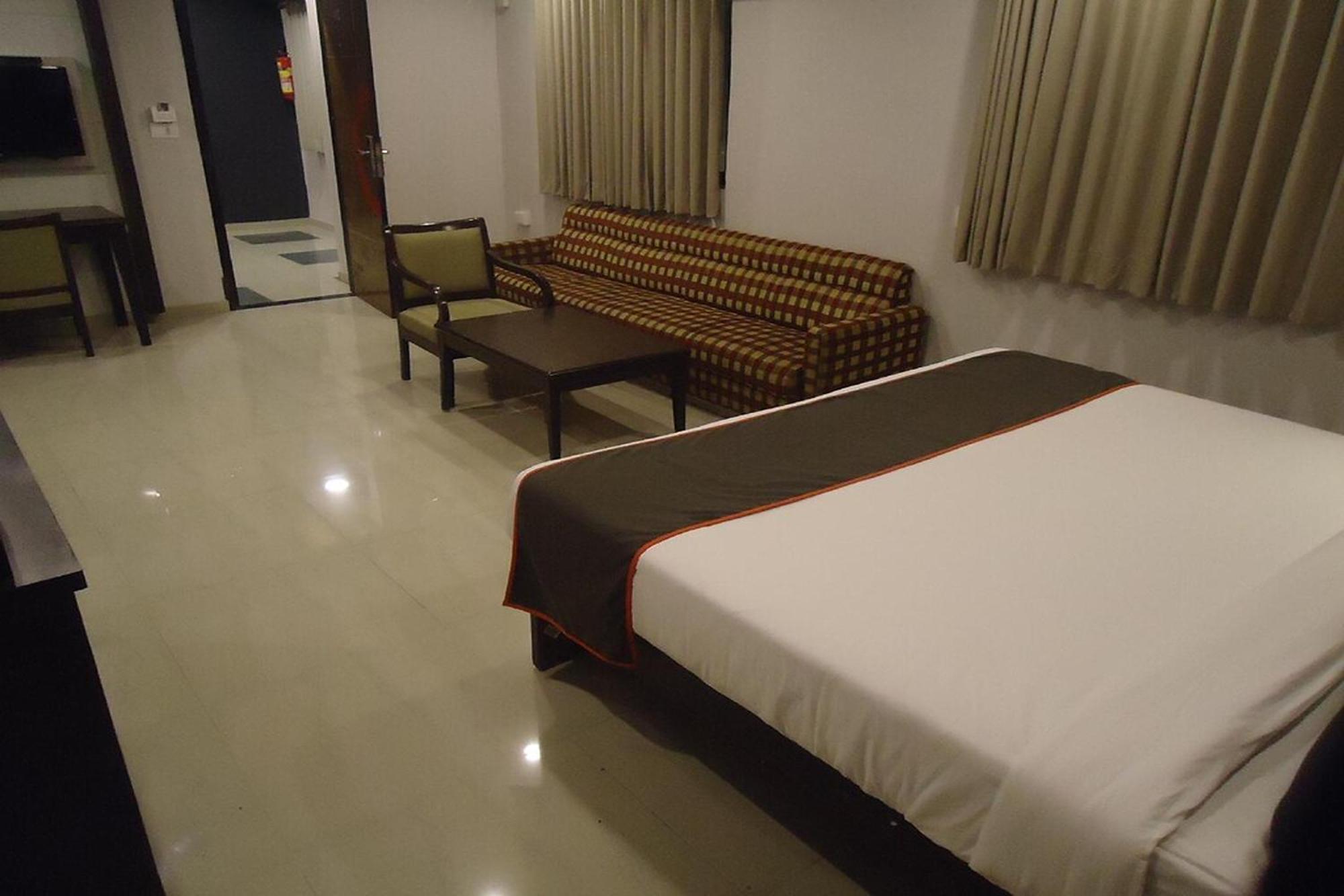 FabHotel Maan Residency Satellite Road Ahmedabad Buitenkant foto