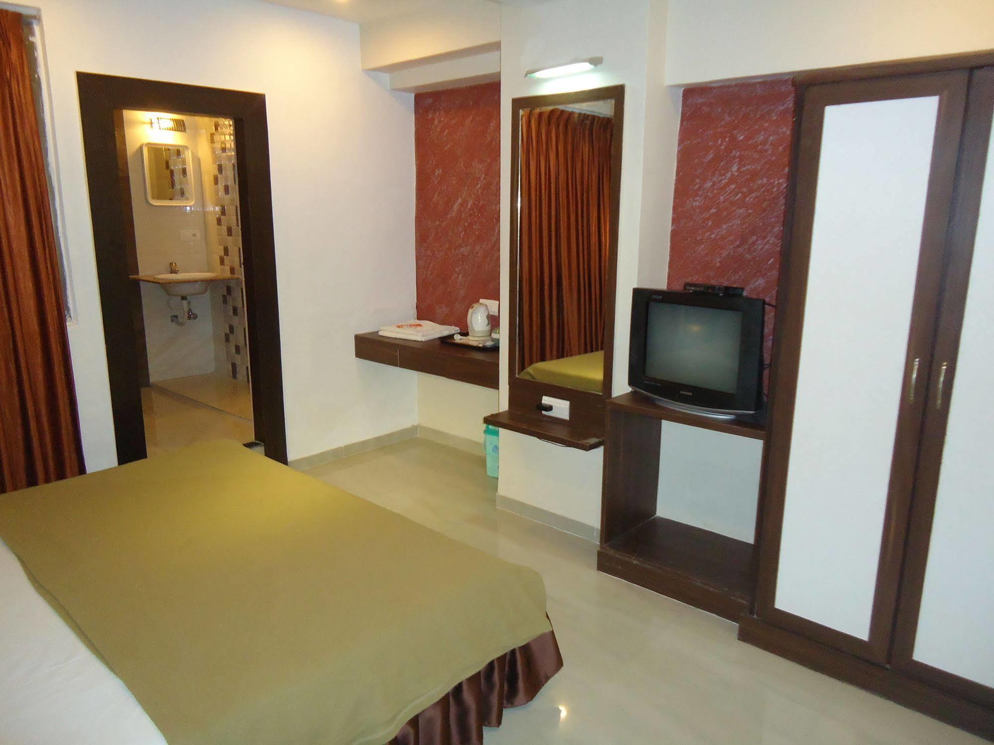 FabHotel Maan Residency Satellite Road Ahmedabad Buitenkant foto