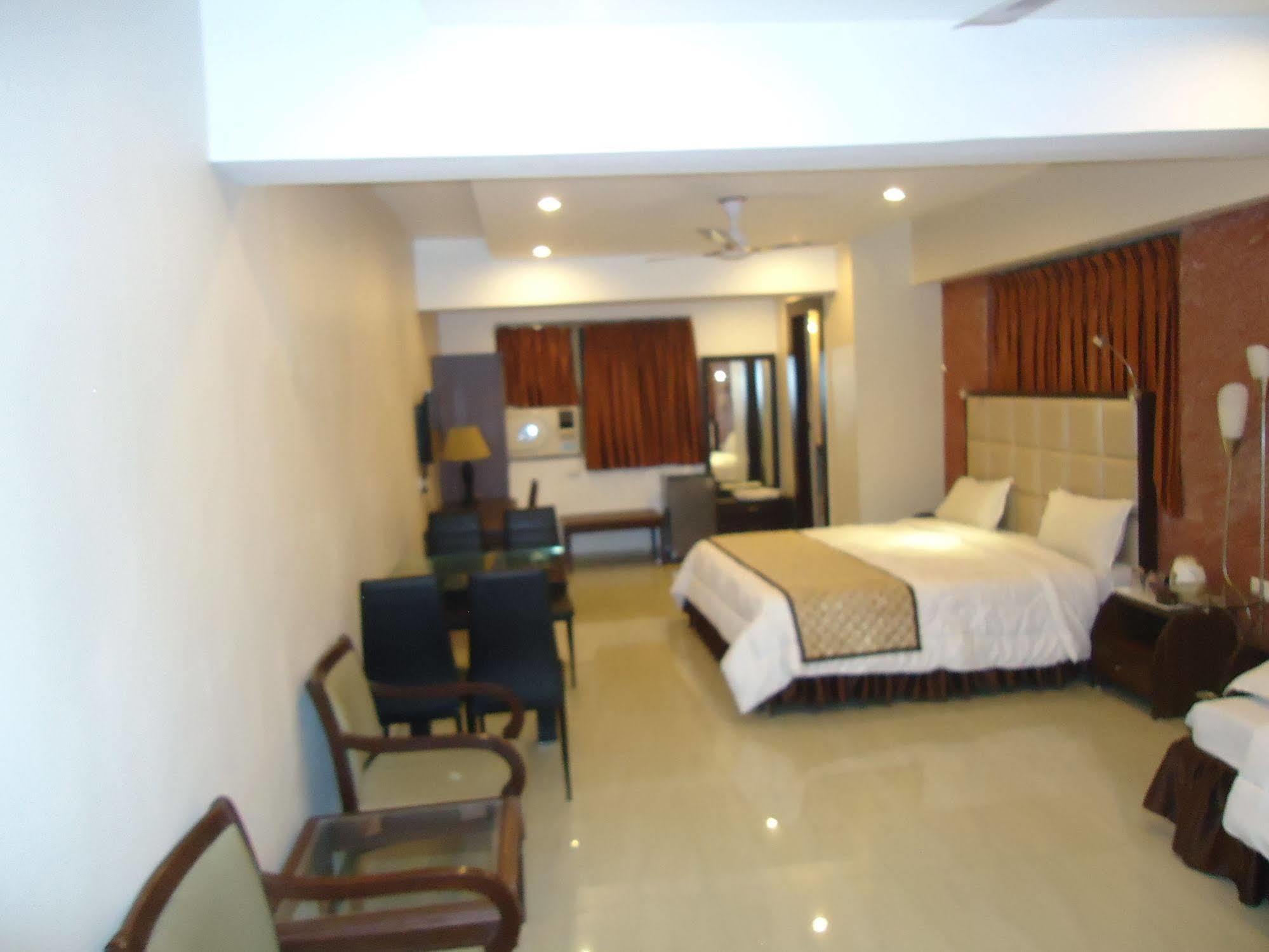 FabHotel Maan Residency Satellite Road Ahmedabad Buitenkant foto