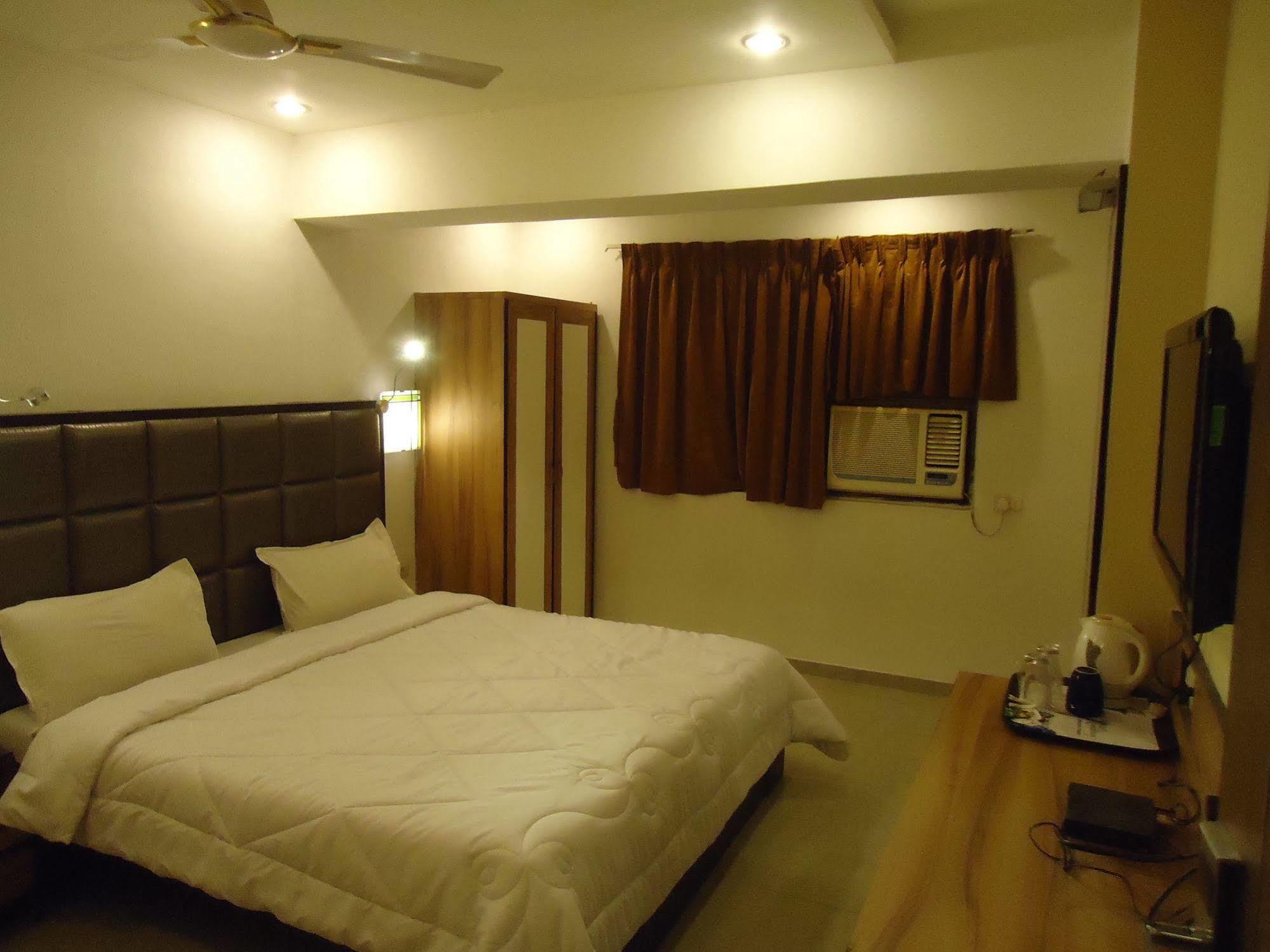 FabHotel Maan Residency Satellite Road Ahmedabad Buitenkant foto